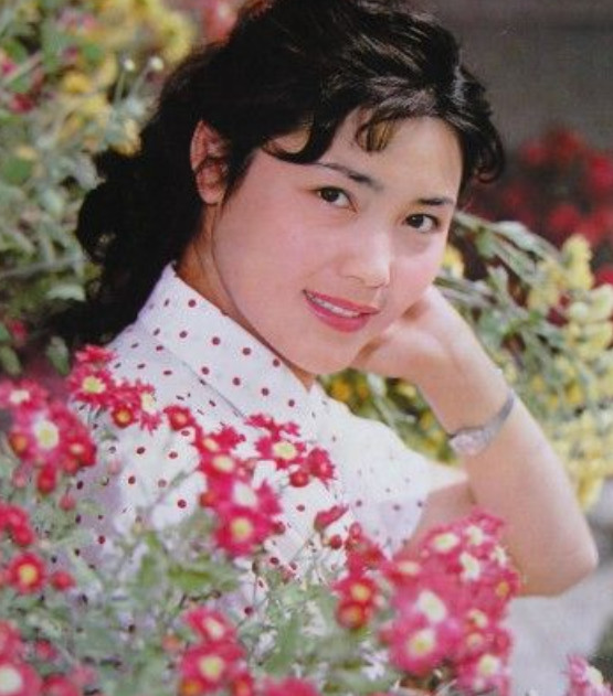 65岁“皇后”姜黎黎近况,与老公结婚40年,恩爱如初让人羡慕